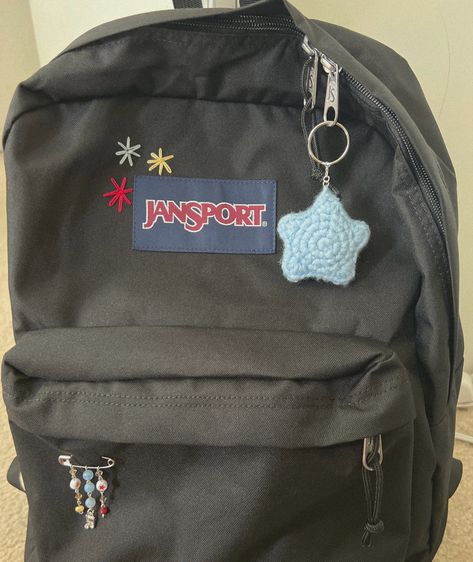 embroidered backpack with crochet star keychain and safety pin charm Backpack With Pins, Mochila Jansport, Mochila Crochet, My Backpack, Stylish School Bags, Aesthetic Backpack, Diy Crochet Bag, Crochet Star, Embroidered Backpack