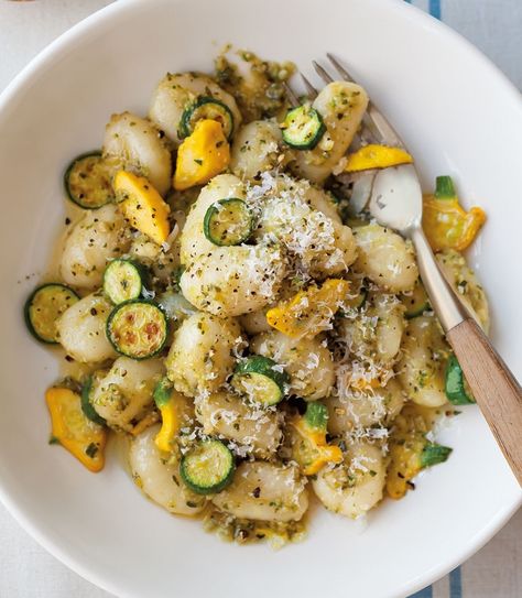 Potato Gnocchi with Zucchini-Almond Pesto | This summery pasta makes for a delightful vegetarian dinner. Serve it with a simple salad, like baby greens with tomatoes. Almond Pesto Recipe, Almond Pesto, Potato Gnocchi, Meatless Dinner, Gnocchi Recipes, Vegetarian Dinners, Vegetarian Meals, Vegetarian Recipes Easy, Vegetarian Dinner