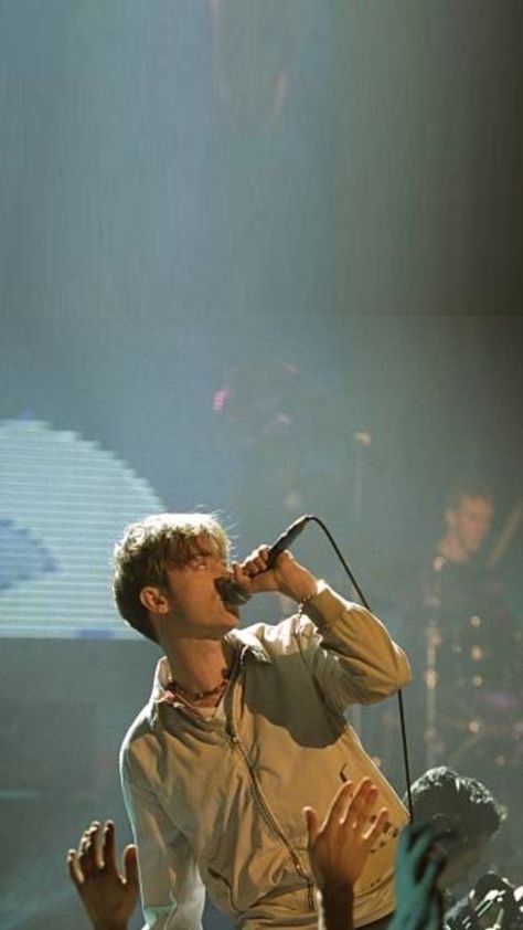 He’s so underrated 😫 here’s a Damon Albarn wallpaper for you <3 David Albarn, Blur Band Aesthetic, Damon Albarn Wallpaper, Blur Parklife, 2d Gorillaz, Blur Band, Damon Albarn, Brit Awards, Weezer