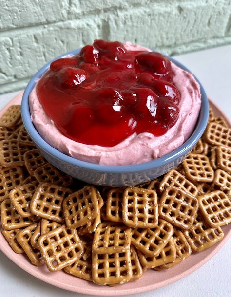 Strawberry Pretzel Salad Dip, Strawberry Pretzel Dip, Pretzel Salad Dip, Strawberry Fruit Dip, Strawberry Pretzel Jello, Pretzel Dip Recipes, Strawberry Pretzel Jello Salad, Pretzel Jello, Salad Dip