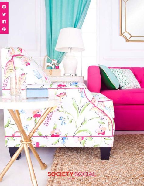 fun accent pink living room Modern Chinoiserie Living Room, Chinoiserie Living Room, Interior Design Crafts, Turquoise Living Room Decor, Pink Chinoiserie, Luxury Furniture Stores, Turquoise And Pink, Apartment Decoration, Pink Sofa