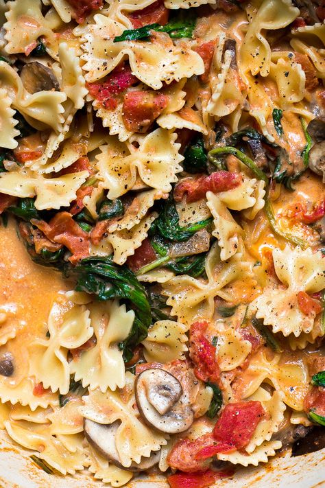 Pasta With Mushrooms And Spinach, Farfalle Pasta Recipes, Spinach Mushroom Pasta, Pescatarian Meals, Pasta With Mushrooms, Mushrooms And Spinach, Spinach And Mushrooms, Pasta With Spinach, Farfalle Pasta