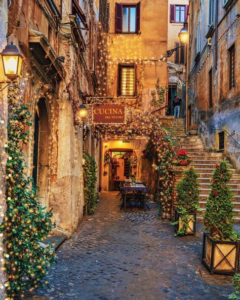 Italy • Travel • Passion on Instagram: “▪ Vintage vibes in this cute alley during Christmas time 💫 ✨⁣ ••••••••••••••••••••••••••••⁣ ▪ Do you have good memories of "Rome"? Click…” Rome In December, Rome Italy Aesthetic, Christmas In Rome, Winter Honeymoon, Rome Winter, Christmas In Italy, Christmas In Europe, Italy Aesthetic, Italy Travel Guide