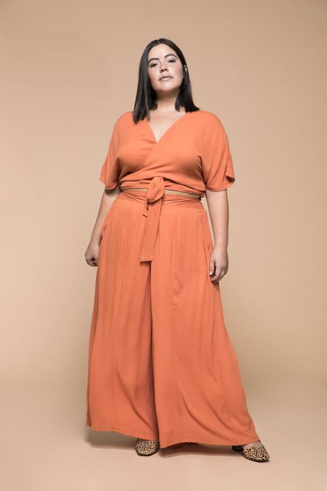 The Best Minimalist Plus-Size Clothing Brands Plus Size Minimalist Wardrobe, Models Life, Minimalist Fashion Summer, Minimalist Moda, Big Size Fashion, Long Dress Plus Size, Big Size Dress, Affordable Plus Size Clothing, Minimalist Fashion Women