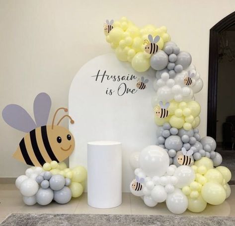 Bee Balloon Garland, Bee Themed Birthday, Bee Themed Birthday Party, Baby Shower Girl Diy, Decoration Buffet, Bee Birthday Party, Girls Birthday Party Decorations, Birthday Decorations Kids, Girl Birthday Decorations