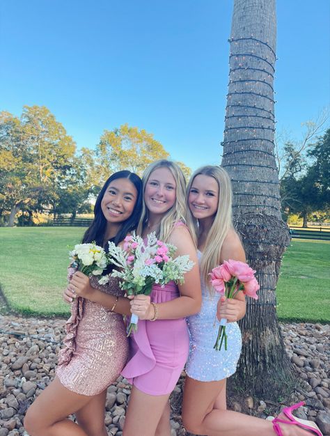 #preppy #vsco #preppyfilter #preppyhoco #hoco #dress #heels #hocodress #pic #pose #friends Hoco Pictures With Flowers, Hoco Pics With Bouquet, Trio Homecoming Poses, Hoco Poses For 3 People, 4 People Hoco Pics, Hoco Poses For 3, Hoco Trio Photos, Hoco Pictures Ideas Friends Trio, Trio Homecoming Pictures