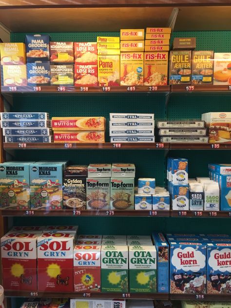 Colourful vintage food packaging and cereal boxes on the shelf of a danish grocery store in den gamble by, retro 70s section of the old town, Aarhus denmark. Hygge Travel, Retro Grocery Store Design, Retro Grocery Store, 1950s Supermarket, Vintage Supermarket, 60s Grocery Store, 1940s Grocery Store, German Grocery Store, Vintage Suburban