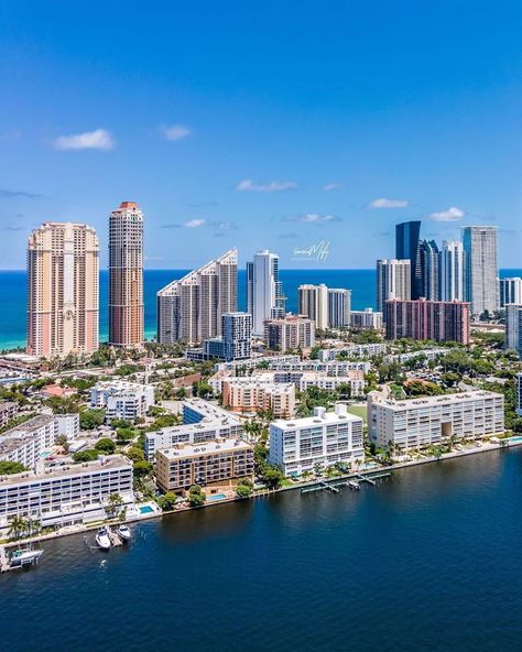 Miami Views’s Instagram photo: “📷💯🔝 @4martymcfly #miami #miamivibes #miamiviews #greatview #niceshot #miamicolors #miamiflorida #miamirealviews” Miami Lifestyle, Miami Skyline, Sunny Isles, Camaro Zl1, Florida Travel, Residential Building, Miami Florida, South Florida, Great View