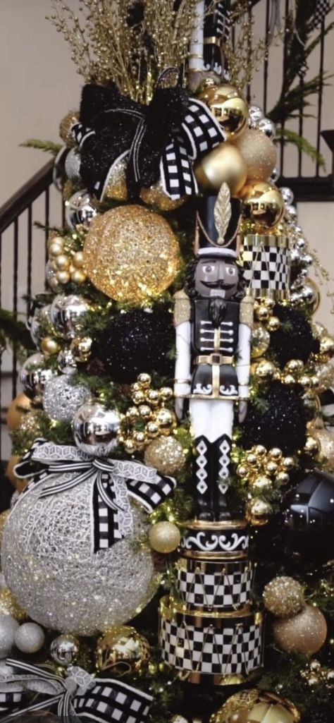 Black And Gold Christmas Tree, Expensive Christmas, Nutcracker Tree, Wrapping Hacks, Christmas Tree Black, Black And Gold Christmas, Black Christmas Decorations, Nutcracker Christmas Tree, Christmas Tree Decorating Themes