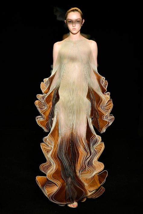 Fall 2018 Iris Van Harpen’s Haute Couture Show Will Blow Your Mind – Footwear News Iris Van Herpen Couture, Iris Van Herpen, Body Adornment, Fashion Sketchbook, Fantasy Gowns, Futuristic Fashion, Couture Week, Fashion Design Sketches, In Flight