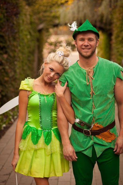 This Peter Pan and Tinkerbell costume is one of the most classic couples Halloween costume ideas! Disfraz Peter Pan, Tinkerbell Halloween Costume, Halloween Costume Couple, Meme Costume, Tinkerbell Costume, Peter Pan Costume, Cute Couples Costumes, Costume Disney, Peter Pan And Tinkerbell