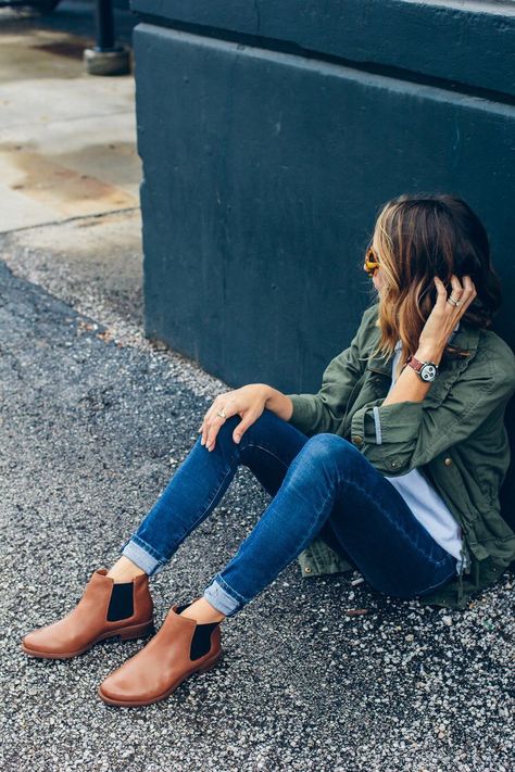 Tan Chelsea Boots, Chelsea Boots Outfit, Brown Chelsea Boots, Boating Outfit, Outfit Winter, Boots Fall, Looks Style, Boots Outfit, Green Jacket