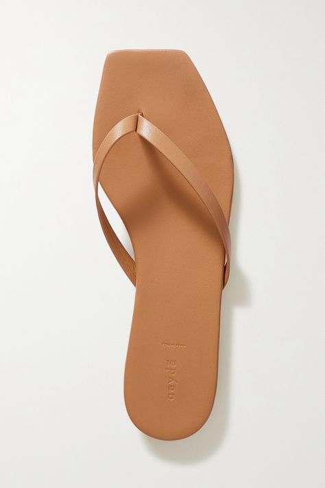 Leather Flip Flops Womens, Floaty Summer Dresses, Relaxed Tailoring, Light Brown Leather, Brown Flats, Leather Flip Flops, Spring Style, Tongs, Fashion Flats