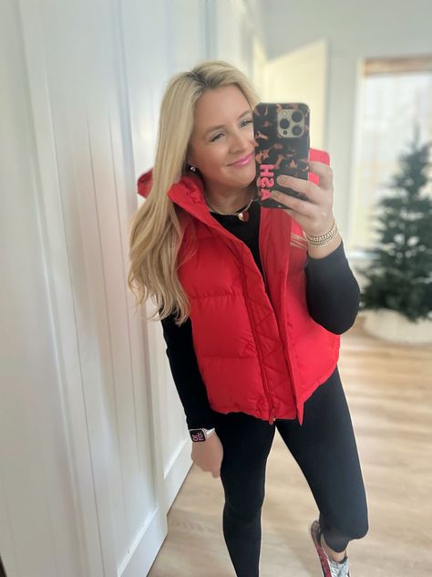 Winter fashion finds Red Puffer Vest Outfits For Women, Red Vest Outfits For Women, Red Puffer Vest Outfit, Red Vest Outfit, Black Puffer Vest Outfit, Long Vest Outfit, Style Puffer Vest, Vest Outfit Ideas, Outfit Ideas For Winter