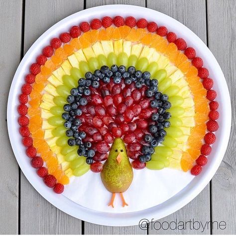 Kids Food Ideas on Instagram: “🌈 R A I N B O W • P E A C O C K🌈 . How amazing is this 🌈 peacock fruit platter by @foodartbyme 💙 . This is such a fun way to offer more…” Kids Food Ideas, Carbs In Fruit, Fruits And Vegetables List, Thanksgiving Fruit, High Fiber Fruits, Thanksgiving Snacks, List Of Vegetables, Childrens Meals, Creative Food Art