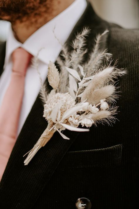 Dried Flower Buttonhole for Groom Groom Buttonholes, Boho Wedding Theme, Country House Wedding Venues, Button Holes Wedding, Grass Wedding, Groom And Groomsmen Attire, Boho Wedding Inspiration, Luxe Wedding, Pink Bridal