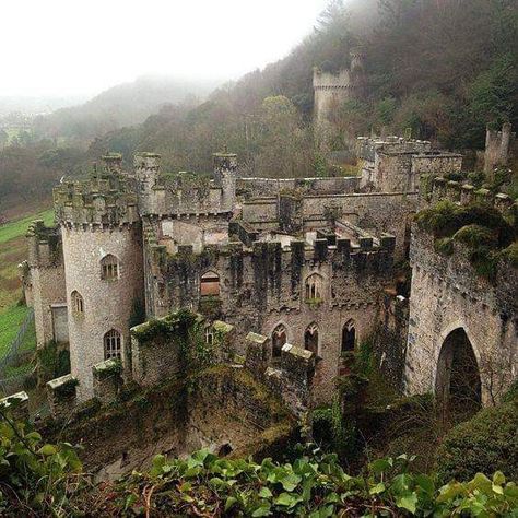 Beaux Arts Architecture, Modern Castle, Old Castle, Chateau Medieval, Abandoned Castles, Abandoned Mansions, Castle Ruins, Chateau France, Beautiful Castles