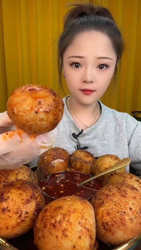 Mukbang China, People Eating Food, Food Vibes, Satisfying Eats, Food Asmr, Asmr Mukbang, Amazing Food Videos, Asmr Eating, Asian Street Food