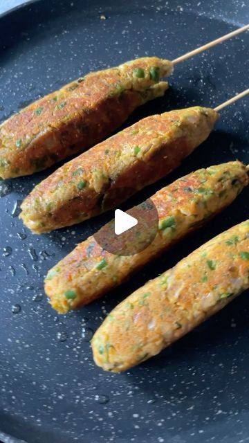 Purna  /Recipe Creator on Instagram: "Healthy high protein veg Kababs 😍

These kababs are rich in protein and fibre. Perfect for your weight loss journey.

Save the video and try it later 

Follow @purna_recipes for more interesting recipes 

Ingredients-
1 cup Makhana
1/2 cup low fat paneer
2 tbsp oil
3 garlic
1 tsp chopped ginger
2 green chilli 
1 onion 
1 carrot 
1 capsicum 
1/2 cup chopped beans
1 tsp coriander powder 
1 tsp red chilli powder 
1 tsp cumin powder 
1/2 tsp turmeric powder 
1 tsp chaat masala 
2 tbsp roasted besan
1/3 cup chopped coriander 
Salt to taste 

Serve it with green chutney 

Skip green chilli if you make for kids 😍

#purna_recipes #kabab #vegkabab #healthyrecipes #hoghprotein #weightlossrecipes #easyrecipes #kidsfriendly #kidslunchboxideas #instareels" Veg Kabab Recipes, Veg Kabab Recipe, Red Chilli Powder, Interesting Recipes, Green Chutney, Chaat Masala, Turmeric Powder, Indian Snacks, Green Chilli