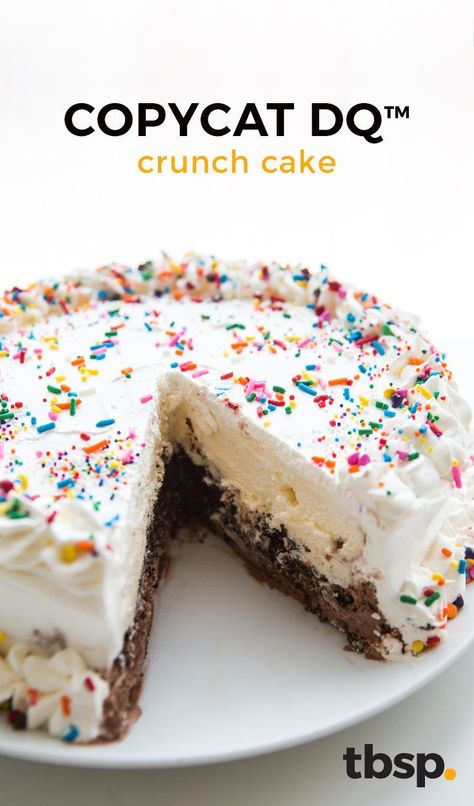 Copycat Dairy Queen, Dq Ice Cream Cake, Dairy Queen Ice Cream, Diy Ice Cream Cake, Dairy Queen Ice Cream Cake, Kek Lapis, Ice Cream Cake Recipe, Crunch Cake, Brownie Desserts