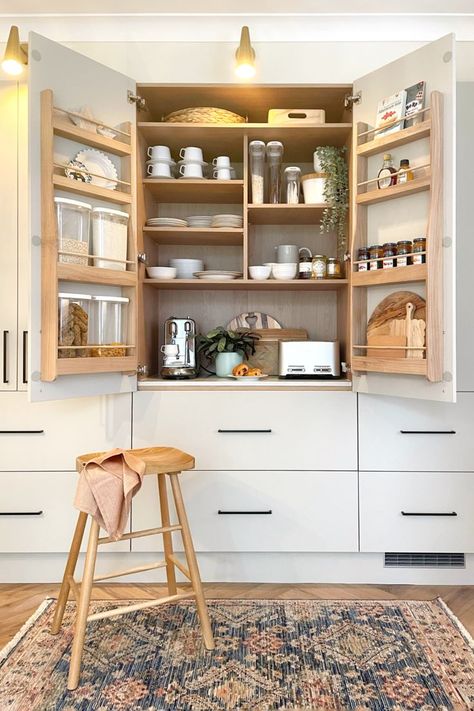 Cream And Oak Kitchen, Howdens Hockley Super Matt, Sandstone Kitchen, Modern Scandi Kitchen, Howdens Hockley, Black Kitchen Hardware, White Kitchen Cupboards, Howdens Kitchens, Scandi Kitchen