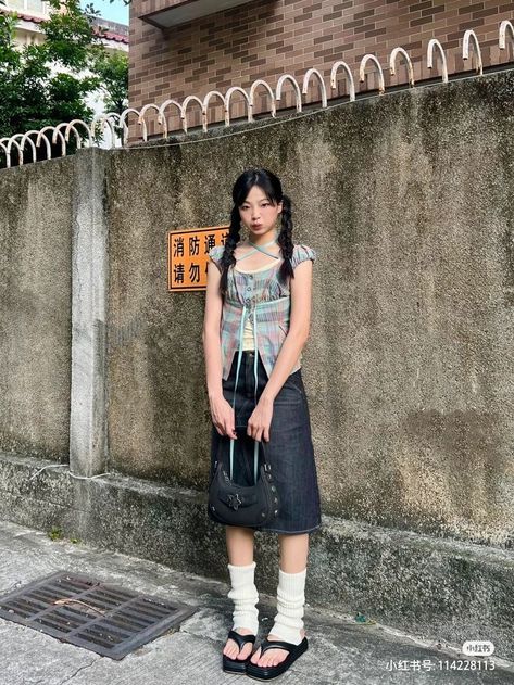 Summer 2024 Fashion Trends Street Style, Chinese Street Fashion Summer, Summer Japanese Outfits, Japan Fashion Summer, Summer Outfits Japan, 90s Japan Fashion, 2000s Japanese Fashion, Nice Pants, Japanese Outfits