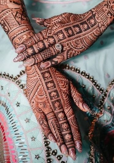 Unique Karwachauth Mehendi, Bridal Mehndi Designs Small Hand, Bridal Mehndi For Engagement, Latest Bridal Mehndi Designs Back Hand, Karwachauth Mehendi Ideas, Mehendi And Nails, Veena Nagda Mehndi Design, Sisters Wedding Mehndi Designs, Karwa Chauth Mehendi 2024