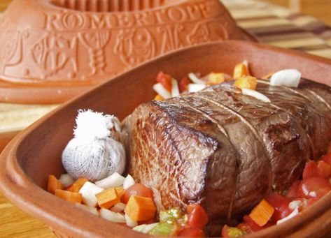 Römertopf Beef Pot Roast Clay Pot Cooking Recipes, Brick Recipe, Moroccan Tagine Recipes, Roaster Recipes, Cooking Pork Tenderloin, German Cooking, Tagine Recipes, Cooking A Roast, Soup With Ground Beef