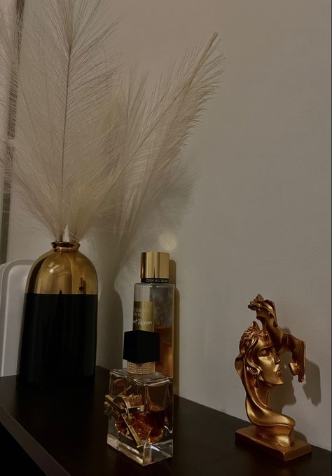 Black Beige Gold Aesthetic, Black Gold Astetic, Gold And Black Aesthetic Room, Black And Gold Aesthetic Room, Black And Gold Lash Aesthetic, Black Vogue Aesthetic, Black And Gold Asthetics, Black And Gold Lash Room, Black And Gold Room Aesthetic