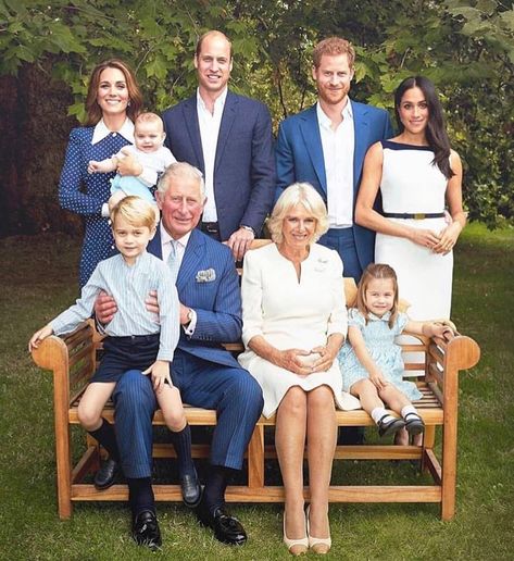 In honour of the Prince Of Wales’ 70th Birthday, the royal family has released the most adorable photos today! Ducesa Kate, Prinz George, Duchesse Kate, Düşes Kate, Prince William Et Kate, Royal Family Portrait, Princesa Charlotte, Prins William, Prinz Charles