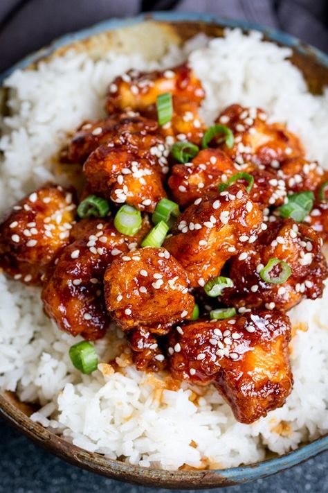 Crispy Sesame Chicken with a Sticky Asian Sauce - tastier than that naughty takeaway! Sticky Asian Sauce, Crispy Sesame Chicken, Asian Sauce Recipes, Ayam Teriyaki, Chicken Fillet, Mapo Tofu, Asian Sauce, Chicken Easy, Korean Fried Chicken