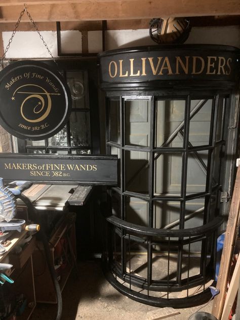 Black curved window from Harry Potter with ollivanders shop signs. Harry Potter Boat Scene, Harry Potter Garden Decor, Harry Potter Kitchen Theme, Harry Potter Store Fronts, Diagon Alley Shops Signs, Ollivanders Wand Shop Printable, Hogwarts Architecture, Olivanders Wand Shop, Ravenclaw Room