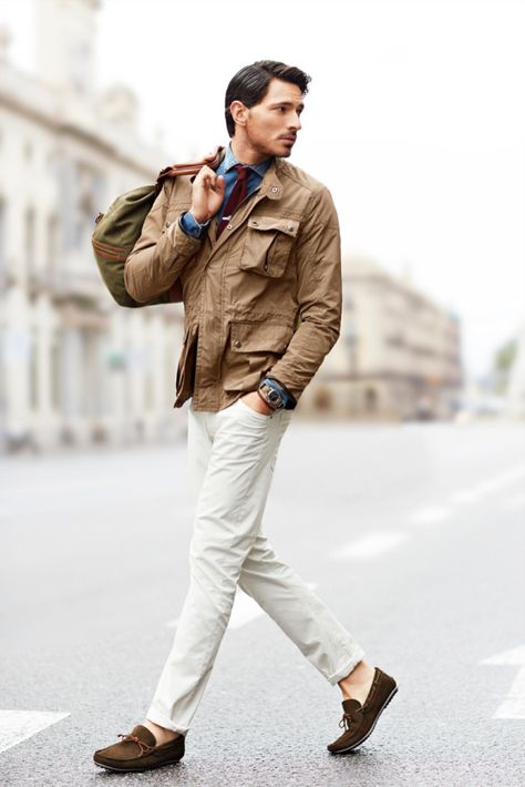 Cool Jackets For Men, The Sartorialist, Der Gentleman, Full Outfits, Formal Fashion, Blue Denim Shirt, Male Style, Sac Week End, White Trousers