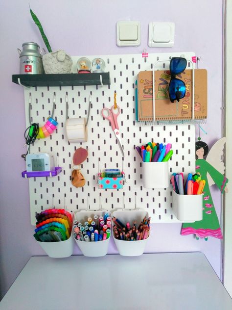 Children Desk Ikea, Pegboard Kids Desk, Ikea Peg Board Kids, Ikea Skadis Kids, Peg Board Playroom Ideas, Pegboard Kids Room, Ikea Pegboard Ideas Kids, Skadis Ikea Ideas, Kids Desk Organization