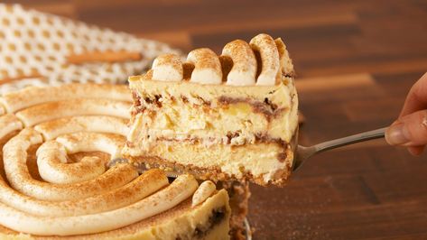 This Cinnamon Roll Cheesecake Is A SHOWSTOPPERDelish Cinnamon Swirl Cheesecake, Roll Cheesecake, Cinnamon Cheesecake, Cinnamon Roll Cheesecake, The Cheesecake Factory, Cheesecake Dip, Salty Cake, Easy Cupcakes, Easy Cheesecake