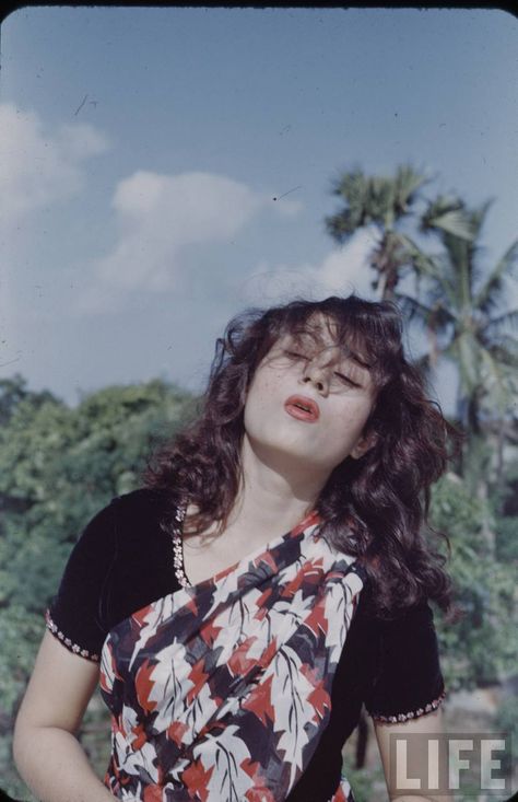 Madhubala Actress, Old Film Stars, Retro Bollywood, Vintage Bollywood, Ageless Beauty, Indian Aesthetic, Rare Photos, Actress Photos, Bollywood Actress