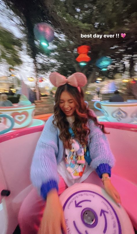 Pic Pose Ideas, Disneyland Aesthetic Outfit, Pink Blue Aesthetic, Emily Nelson, Disneyland Aesthetic, Disney Poses, Disney Picture Ideas, Disney Trip Outfits, Cute Disney Outfits