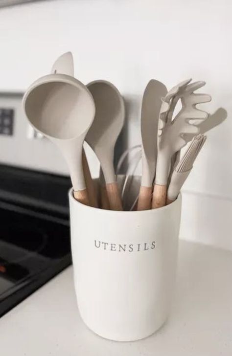 The Umite Chef Kitchen Cooking Utensils Set is an impressive collection that has transformed my cooking experience. With its comprehensive selection of non-stick utensils and ergonomic design, this set stands out as an essential toolkit for any kitchen. Kitchen Decor Utensils, Silicone Kitchen Utensil Set, Kitchen Equipment Aesthetic, Beige Kitchen Utensils, Modern Kitchen Supplies, Aesthetic Kitchen Accessories, Neutral Kitchen Utensils, Fun Kitchen Utensils, Cute Kitchen Utensils Aesthetic