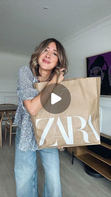 ANE HERNANDO | MODA CASUAL PARA LOOKS DE DIARIO 💛 on Instagram: "HAUL DE ZARA ¿Cuál es vuestra prenda fav? Os dejo un HAUL con diferentes opciones de look combinando las prendas de diferente manera.   Os dejo refes de todo Camisa azul rayas 8372/126/044 Falda satén azul 1165/054/401 Americana 2182/939 Bolso rafia 6230/310/111 Camiseta blanca 5644/180/020 Jersey punto camel 2142/022/183 Pantalón punto camel 2142/023/183 . . . #zarahaul #tryonhaul #fashionhaul" Americana Blanca Outfits, Summer Fashion 2024 Trends Casual, Zara Outfit 2024, Zara Outfit Ideas, Jersey Azul, Zara Style, Zara Looks, Look Zara, Outfit Zara