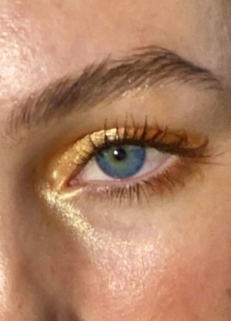 Gold Eyeliner Blue Eyes, Orange Eye Makeup Blue Eyes, Golden Makeup Blue Eyes, Gold Makeup Looks Blue Eyes, Gold Blue Eye Makeup, Yellow Eyeshadow Blue Eyes, Gold Makeup Blue Eyes, Gold Makeup Hooded Eyes, Gold Eyeshadow Blue Eyes