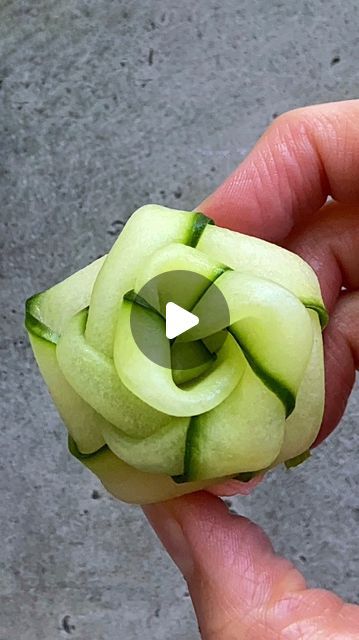 Sine Siemkowicz on Instagram: "CUCUMBER ROSE APPETISERS🌸 With cream cheese colored pink with beetroot powder on crackers & cucumber slices. I first discovered cucumber roses on @inspo_by_rio_ ‘s feed. If you don’t know her, you should definitely check her out. She’s an amazing food stylist. #beautifulcuisines #fingerfood #dinnerpartyideas #appetizers #cucumber #crackersandcheese" Cucumber Roses How To Make, Rose Shaped Food, Appetizers Cucumber, Cucumber Art, Cucumber Garnish, Cucumber Rose, Cucumber Appetizers, Charcuterie Appetizers, Cream Cheese Appetizer