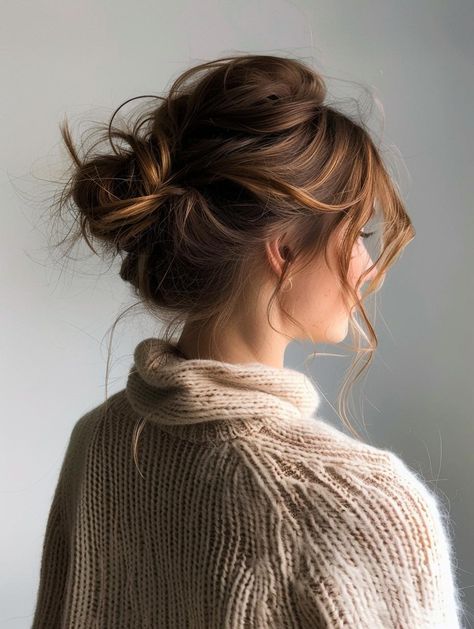 Stylish Messy Bun Ideas for Medium Hair - Perfect for Any Occasion Messy Bun Hairstyles Aesthetic, Messy Formal Bun, Bun Ideas For Medium Hair, Messy Hair Aesthetic, Messy Buns For Medium Hair, Buns For Medium Hair, Messy Bun Ideas, Formal Bun, Bun Ideas