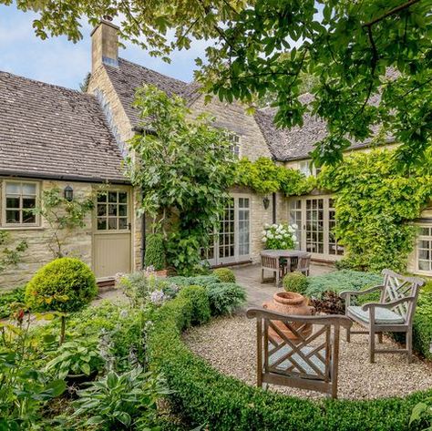 Cotswold Cottages, British Cottage, Cotswold Cottage, Cotswolds Cottage, Countryside Cottage, Cottage Aesthetic, Cottage Exterior, Dream Cottage, Countryside House