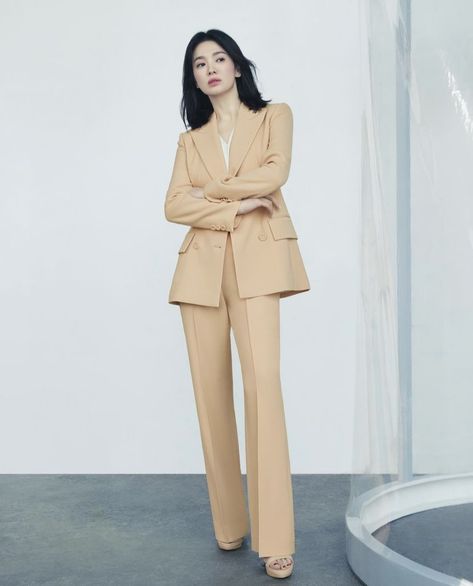 Fashion Trend Pattern, Suits Korean, Indian Fashion Trends, Corporate Attire, Hye Kyo, Song Hye Kyo, Womens Business Casual, Vintage Inspired Outfits, Classy Work Outfits