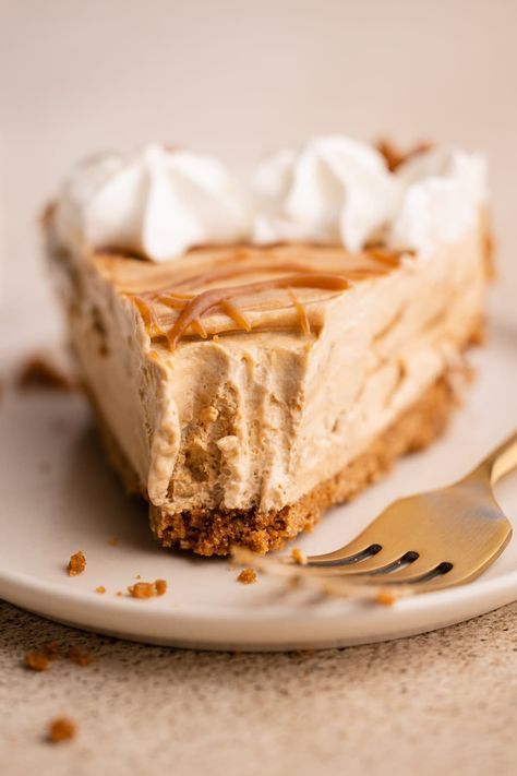 Love your morning coffee fix? This No-Bake Caramel Macchiato Pie has all the sweet taste of that iconic espresso drink with a creamy coffee no-bake cheesecake filling and tons of homemade caramel swirled throughout. Caramel Macchiato Cheesecake, Espresso Pie, Coffee Pie, Espresso Drink, Icebox Cakes, Salted Caramel Coffee, Caramel Mousse, Heavenly Desserts, Baked Caramel