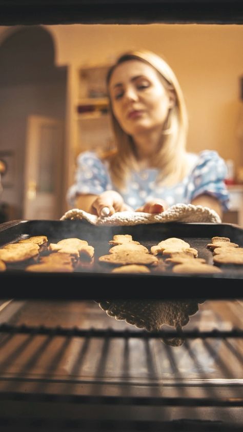 Victoria | Fotografie & Inspo (@tori.smi) posted on Instagram • Dec 14, 2021 at 3:19pm UTC Baking Photos, Vintage Cooking, Winter Photos, Photo Session, Content Creation, Mother Daughter, Photo Sessions, Baking, On Instagram