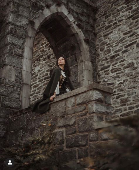 Midevil Castle, Fairytale Photoshoot, London Photoshoot, Grad Photoshoot, Princess Photo, Fantasy Photography, Grad Pics, Photoshoot Themes, Senior Photoshoot