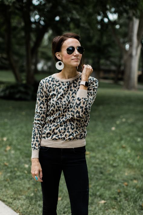 Black Jeans + Leopard Sweater + White Statement Earrings Leopard Sweater Outfit, Print Sweater Outfit, Ripped Jeggings, Leopard Print Outfits, Leopard Print Fashion, Leopard Outfits, Leopard Sweater, Leopard Print Sweater, Black Jeans Outfit