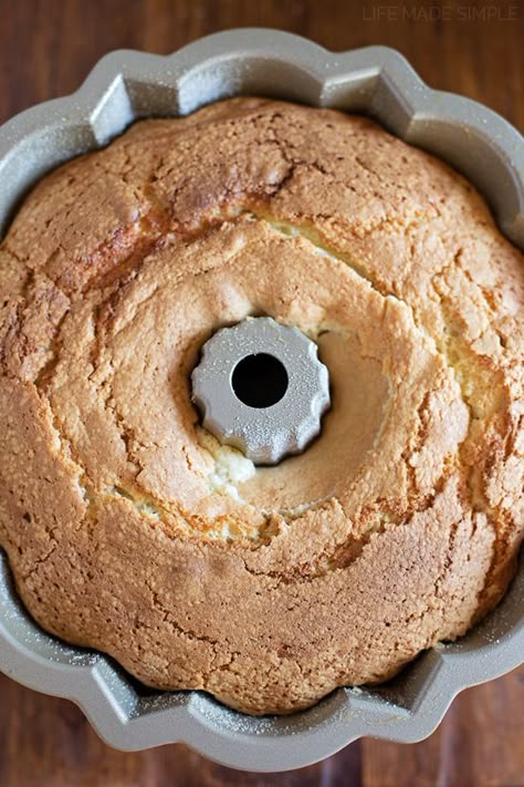 Key Lime Pound Cake, Old Fashioned Pound Cake, Lime Pound Cake, Sour Cream Pound Cake, Sour Cream Cake, Bundt Cakes Recipes, Pound Cake Recipes, Köstliche Desserts, Almond Cakes