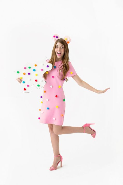 DIY Frosted Animal Cookie Food Halloween Costumes, Cookie Costume, Animal Cookie, Food Costumes, Diy Kostüm, Hallowen Costume, Studio Diy, Diy Halloween Costume, Last Minute Halloween Costumes